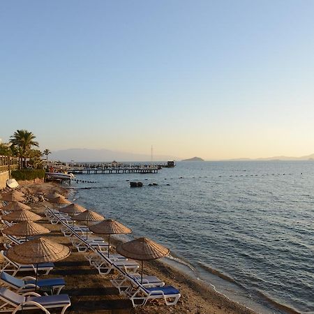 Ado Beach Hotel Тургутрейс Екстериор снимка