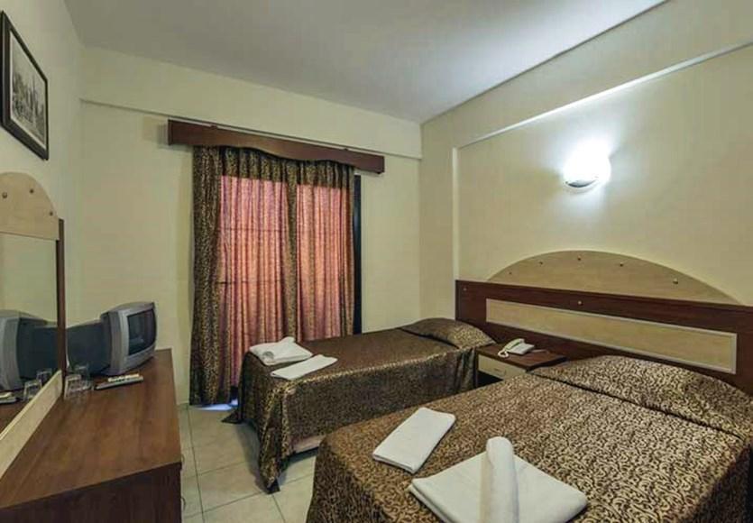 Ado Beach Hotel Тургутрейс Екстериор снимка