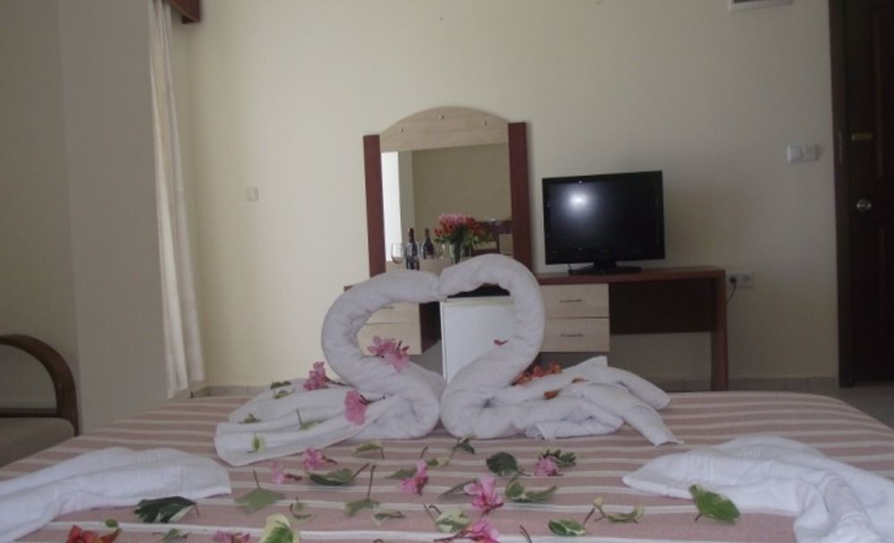 Ado Beach Hotel Тургутрейс Екстериор снимка