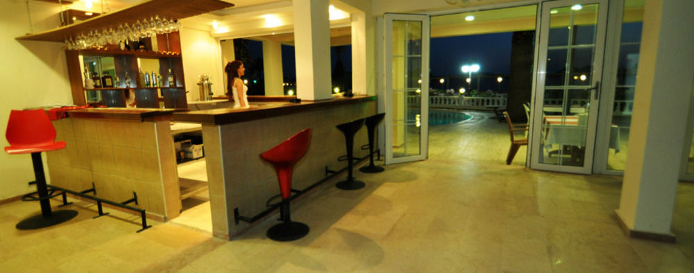 Ado Beach Hotel Тургутрейс Екстериор снимка