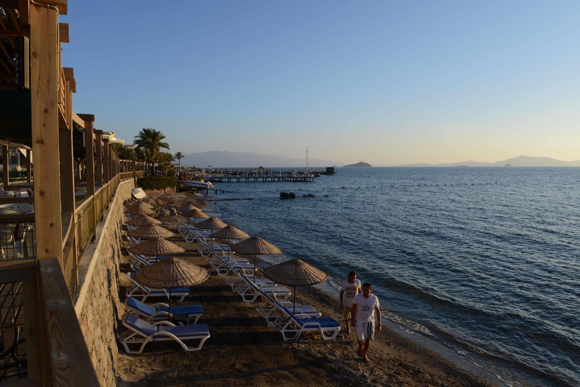 Ado Beach Hotel Тургутрейс Екстериор снимка
